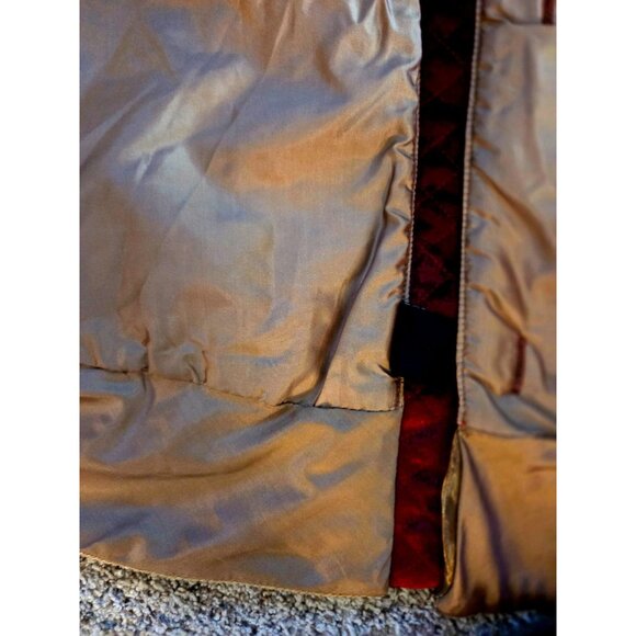 Red Quilted Velvet Christmas Tree Skirt Gold Trim Button Closure - Picture 10 of 10